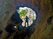 33 E il Piero dall'ingresso della grotta sta ad osservare e fotografare